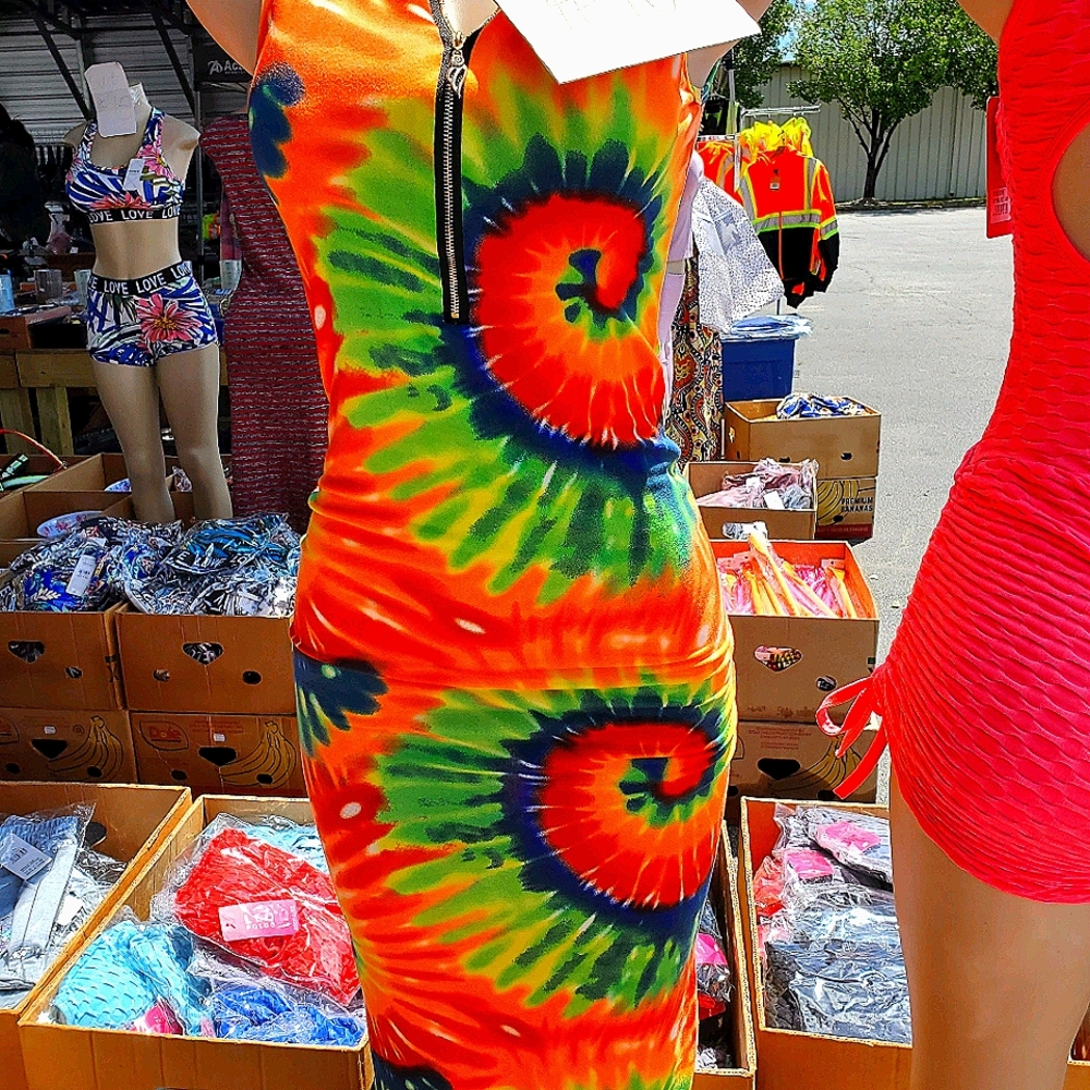 A multi color no sleeve summer dress. Orange and g